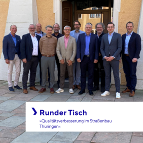 Gruppe der Vertreter aus Bauwirtschaft, Verwaltung und Politik vor dem Schloss Ettersburg 