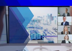 Monitorbildschirm mit Referenten