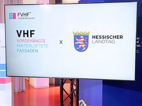 Präsentation auf einem großen Flachbildschirm
