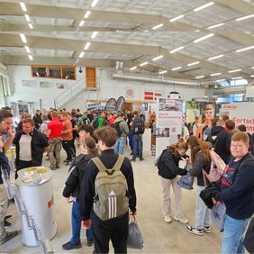 Messeteilnehmer auf der Gewinn-Bau-Messe in dem Ausbildungszentrum Erfurt