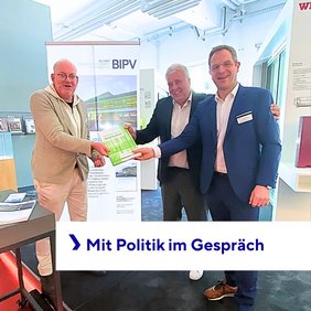 Fabian Flade, Stefan Scrag und Dr. Burkhard Siebert zusammen vor dem BIPV Banner