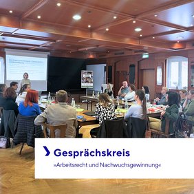 Teilnehmer sitzen zusammen bei dem Gesprächskreis Arbeitsrecht und Nachwuchsgewinnung in Alsfeld 